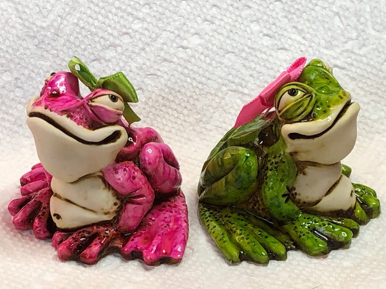 Neil Eyre Eyredesigns Set of 2 lady girl female hair bow tree frog family pond frogs toad exclusive figurine sculpture signed and numbered
