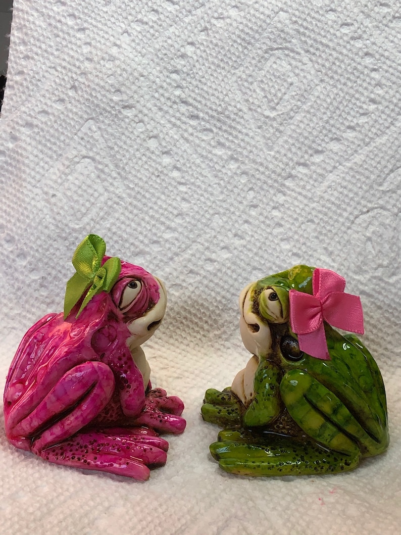Neil Eyre Eyredesigns Set of 2 lady girl female hair bow tree frog family pond frogs toad exclusive figurine sculpture signed and numbered