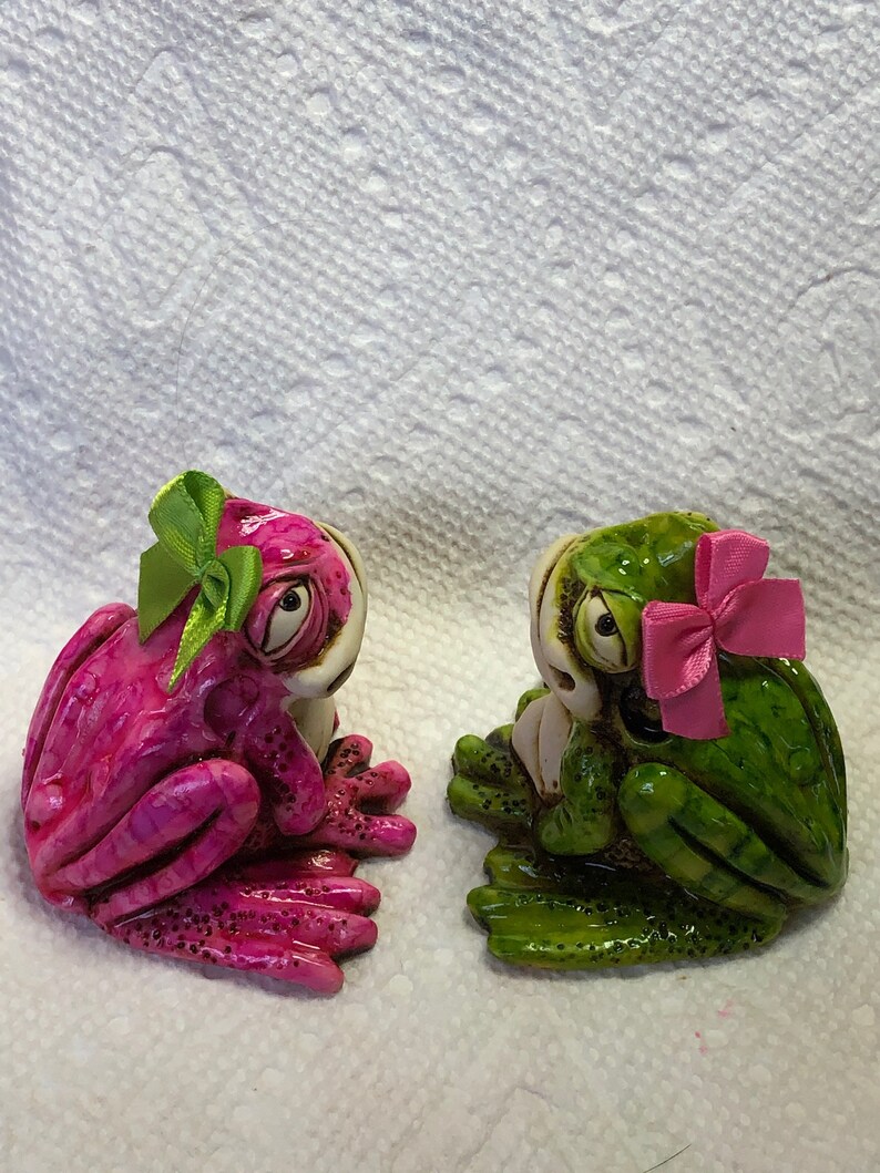 Neil Eyre Eyredesigns Set of 2 lady girl female hair bow tree frog family pond frogs toad exclusive figurine sculpture signed and numbered