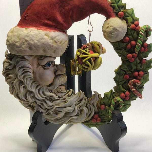 Neil Eyre artiste Eyre Designs Couronne de sapin de Noël Lg, ornement de grenouille du père Noël, Holly Ivy, cannes de bonbon, croissant de lune, présentoir fabriqué aux États-Unis