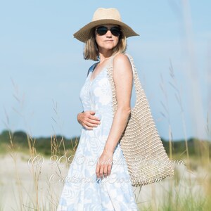 Shoulder bag or beach bag crochet pattern with weaved in wooden beads.