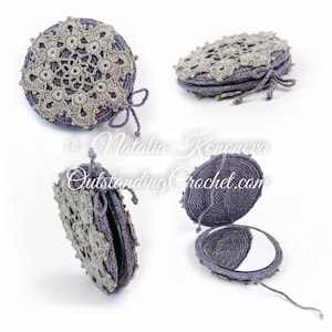 以下が含まれることがあります： グレーとベージュのデザインの、かぎ針編みでできたコンパクトミラー。ミラーが開いており、かぎ針編みのカバーが後ろに折り返されてミラーが見えるようになっています。