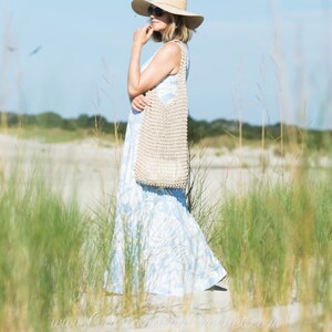Shoulder bag or beach bag crochet pattern with weaved in wooden beads.