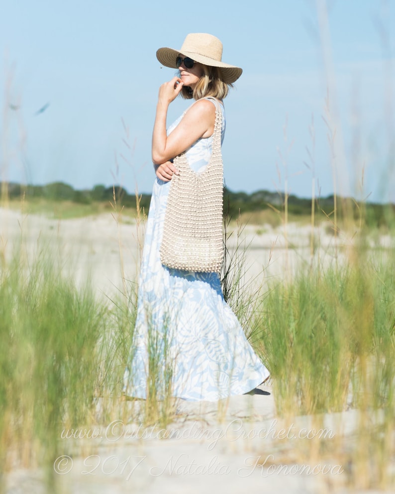Shoulder bag or beach bag crochet pattern with weaved in wooden beads.