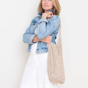 Shoulder bag or beach bag crochet pattern with weaved in wooden beads.
