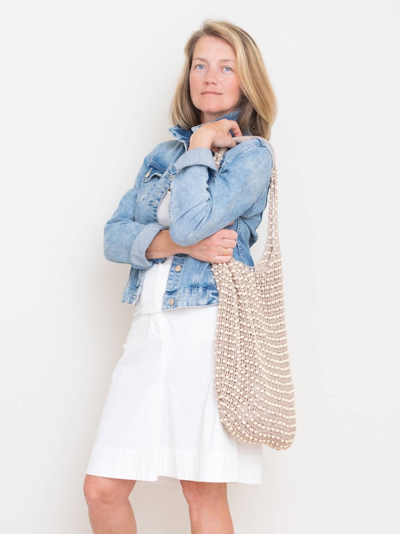 Shoulder bag or beach bag crochet pattern with weaved in wooden beads.