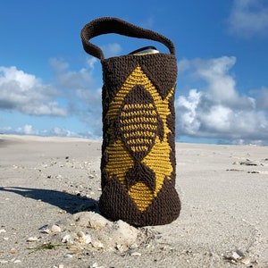 Crochet bag pattern: water bottle holder with a handle, made in embossed crochet technique,features a fish and branches.