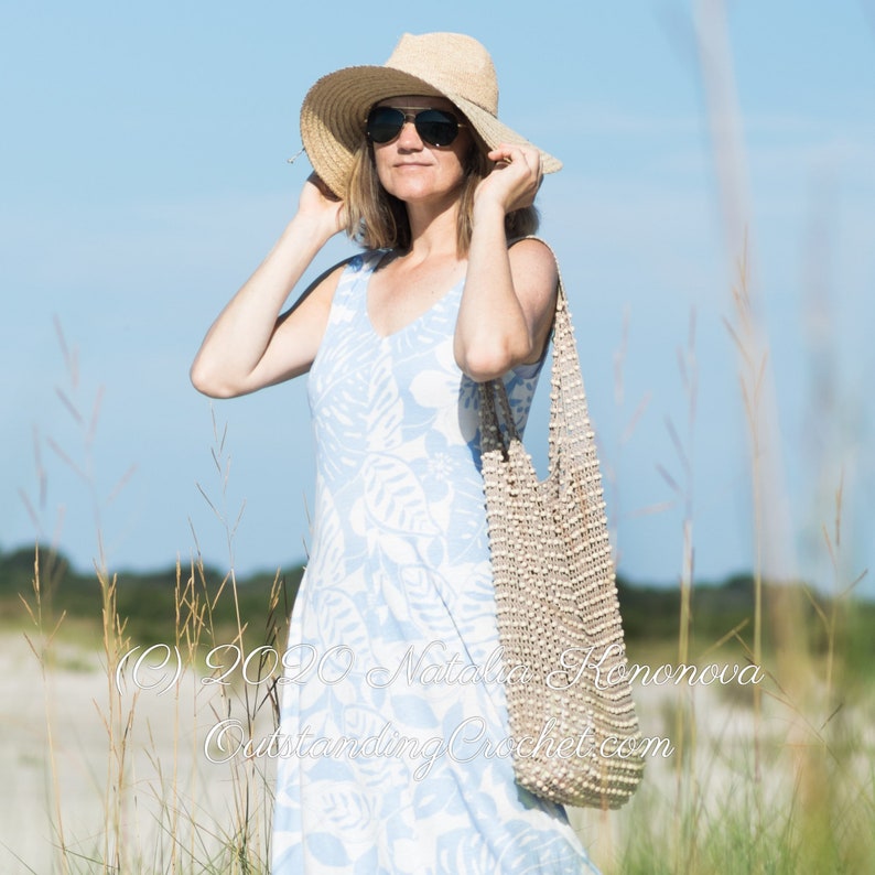 Shoulder bag or beach bag crochet pattern with weaved in wooden beads.