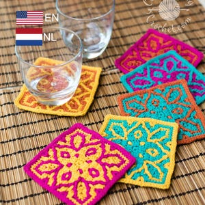 Könnte beinhalten: Eine Sammlung quadratischer Häkeluntersetzer mit komplizierten geometrischen Mustern in leuchtenden Farbkombinationen aus Magenta, Gelb, Türkis und Orange. Zwei klare Glastrinkbecher stehen auf zwei der Untersetzer.