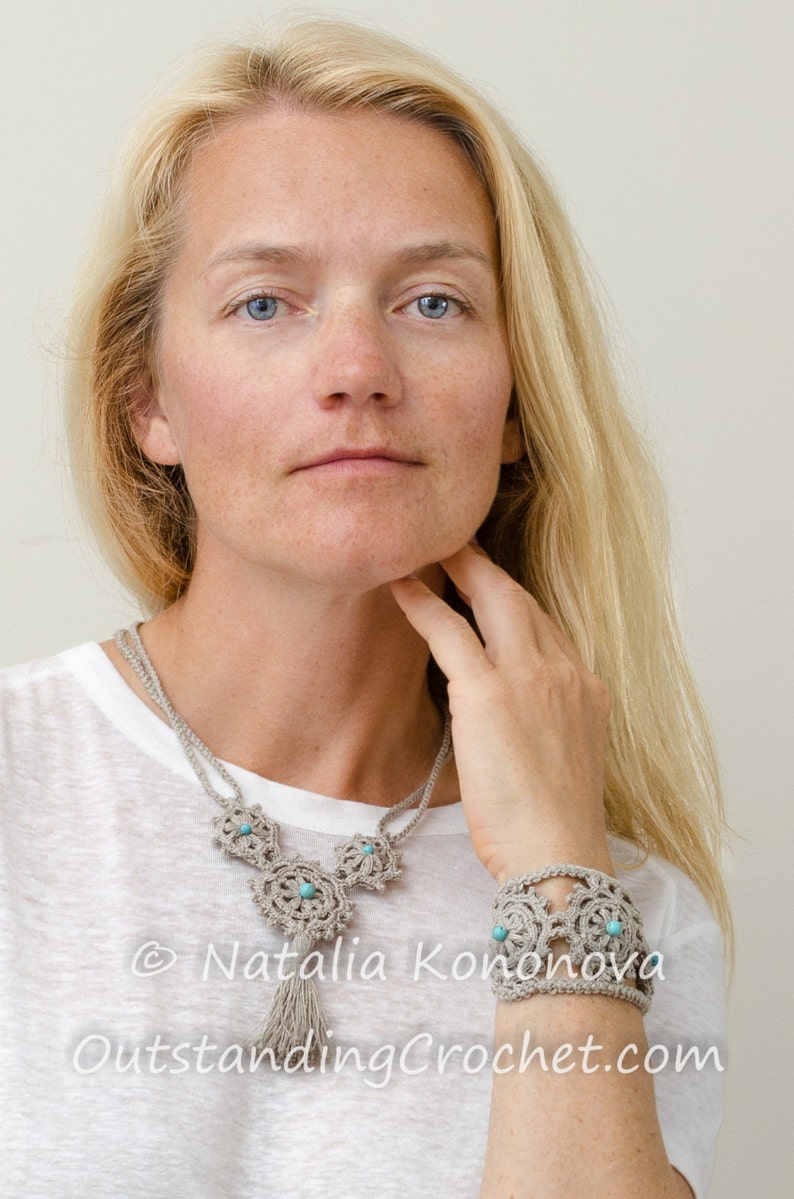 K&ouml;nnte beinhalten: Eine Frau tr&auml;gt ein wei&szlig;es Hemd mit einer geh&auml;kelten Halskette und einem Armband. Die Halskette hat einen Quasten und sowohl die Halskette als auch das Armband haben t&uuml;rkisfarbene Perlen. Der Text "&copy; Natalia Konova OutstandingCrochet.com" ist im Bild sichtbar.