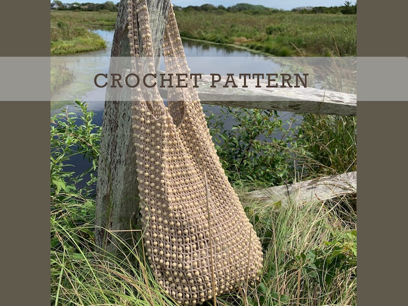 Shoulder bag or beach bag crochet pattern with weaved in wooden beads.
