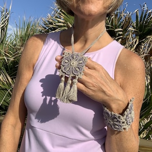 Patrón de collar y pulsera de ganchillo - Geranio silvestre - Joyería - Colgante con borla, brazalete ancho - Boho chic, estilo festival - Regalo - PDF