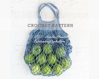 Może przedstawiać: Niebieska siatkowa torba na zakupy wykonana na szydełku, wypełniona zielonymi jabłkami. Torba ma uchwyt i wykonana jest prostym ściegiem. Tekst "CROCHET PATTERN" jest napisany nad torbą. Tekst "(c) 2020 Natalia Honorova Outstanding Crochet.com" jest napisany pod torbą.