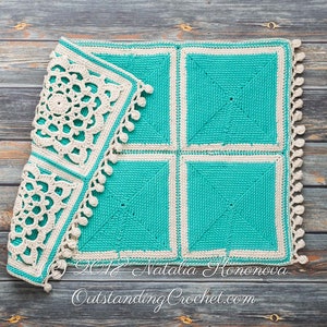 Puede incluir: Una manta de crochet turquesa y blanca con un patr&oacute;n cuadrado y un borde de flecos. La manta est&aacute; doblada por la mitad y el texto "2012 Natalia Ronova OutstandingCrochet.com" es visible en la esquina inferior derecha.