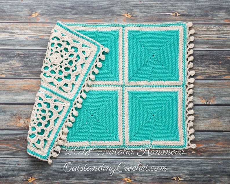 Puede incluir: Una manta de crochet turquesa y blanca con un patr&oacute;n cuadrado y un borde de flecos. La manta est&aacute; doblada por la mitad y el texto "2012 Natalia Ronova OutstandingCrochet.com" es visible en la esquina inferior derecha.