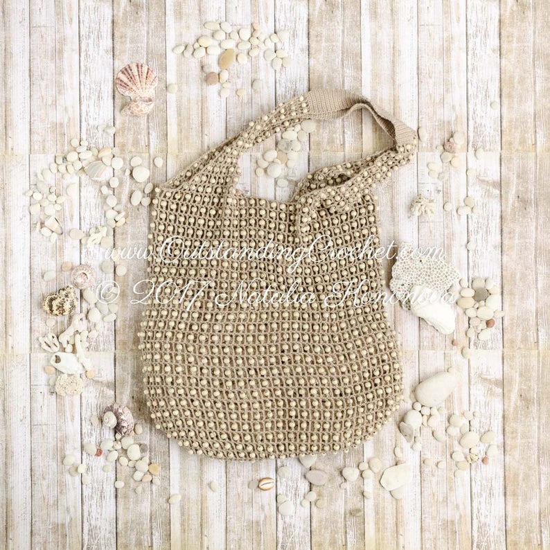 Shoulder bag or beach bag crochet pattern with weaved in wooden beads.