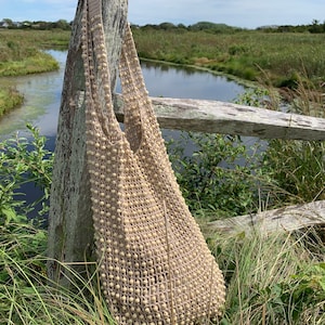 Shoulder bag or beach bag crochet pattern with weaved in wooden beads.