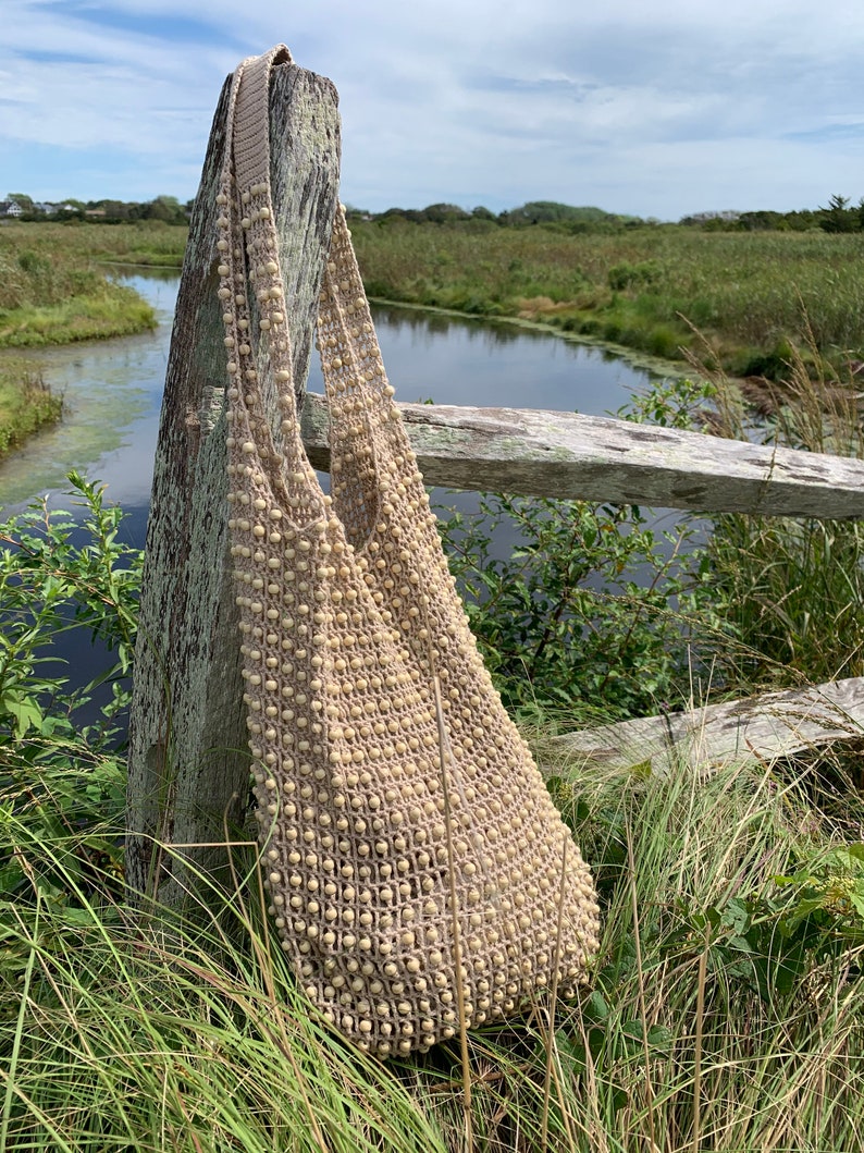 Shoulder bag or beach bag crochet pattern with weaved in wooden beads.