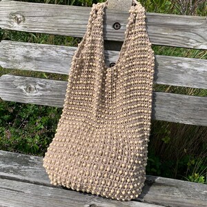 Shoulder bag or beach bag crochet pattern with weaved in wooden beads.