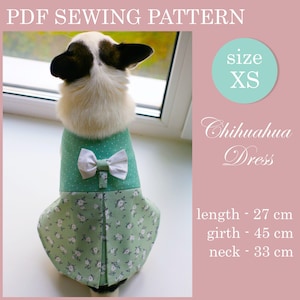 Op de afbeelding: Een Chihuahua-hond draagt een groen-witte bloemenjurk met een witte strik. De jurk is maat XS. De tekst "PDF SEWING PATTERN" staat bovenaan. Afmetingen: lengte - 27 cm, omtrek - 45 cm, nek - 33 cm.