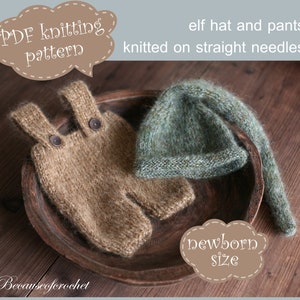 Op de afbeelding: Een elf hoed en broek set voor pasgeborenen, gebreid op rechte naalden. De set bevat een bruine tuinbroek met knopen en een groene hoed met een lange, puntige punt. De items worden in een houten kom getoond. De tekst "PDF knitting pattern" is inbegrepen.