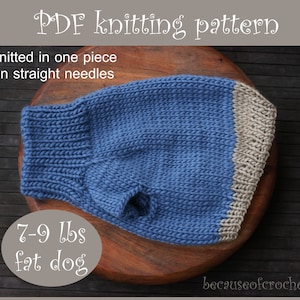 Może przedstawiać: Niebieski dzianinowy sweter dla psa z beżowym wykończeniem, przeznaczony dla psa o wadze 3,2-4,1 kg. Obraz zawiera tekst "PDF knitting pattern" i "knitted in one piece on straight needles". Sweter jest prezentowany na drewnianej powierzchni.