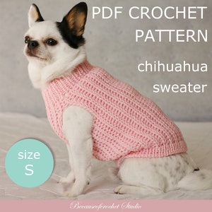 Può includere: Modello a uncinetto PDF per un maglione chihuahua taglia S. Il modello presenta un maglione rosa su un chihuahua bianco.