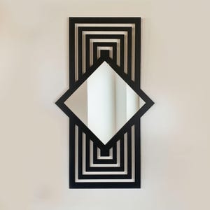 Puede incluir: Un espejo de pared geométrico negro con un espejo en forma de diamante en el centro. El espejo está rodeado por un marco rectangular con una serie de cuadrados anidados. El diseño es moderno y minimalista, adecuado para la decoración del hogar.