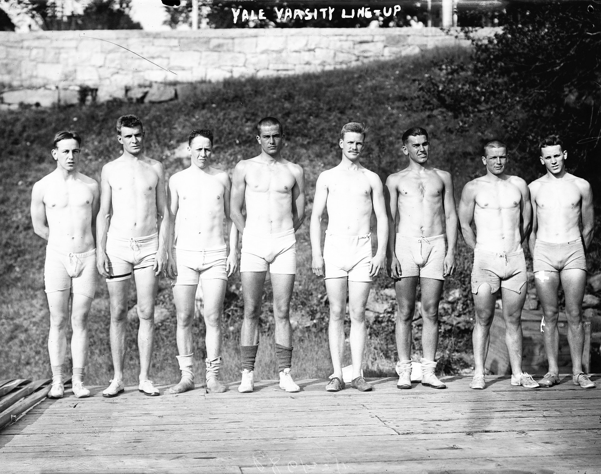 Fotografía mate 8x10 1915 Yale Rowing Crew Hot Shirtless Bulges Team