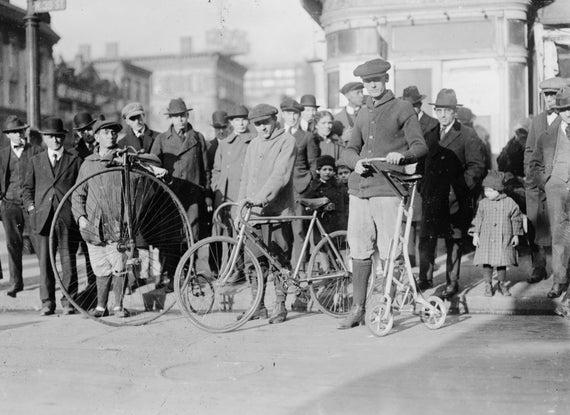 1919 Personas con sus 3 tipos diferentes de bicicletas - Etsy México