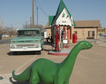 Station-service Sinclair restaurée, mascotte de dinosaure (dino dinoland), photographies emmêlées (8 x 10), à Snyder, comté de Scurry, Texas