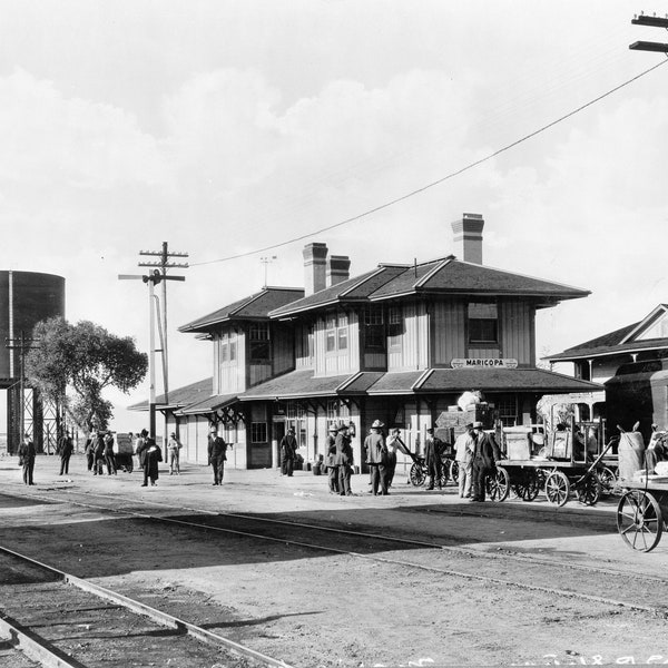 Maricopa, Arizona - 1915 Matted Photograph (8x10) - Southern Pacific Railroad station