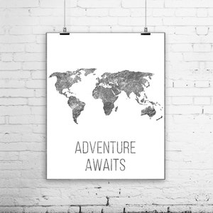 Avontuur wacht, zwartwit Poster, wereld kaart afdrukken, reizen citaten, Decor van het moderne huis, aquarel, afstuderen Gift, Nomad Soul, teken