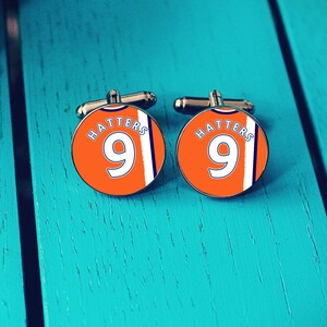 Luton Town Fußballtrikot Manschettenknöpfe. Kenilerweise Road Stadion. Geschenk für Hutmacher Fan. Straßenschild Krawattenklammer Personalisierte Name Nummer. Weihnachten