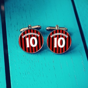 Gemelos de la camiseta del AFC Bournemouth. Estadio Vitality. Regalo para un fan de Cherries. Pasador de corbata con nombre y número personalizados. Navidad.
