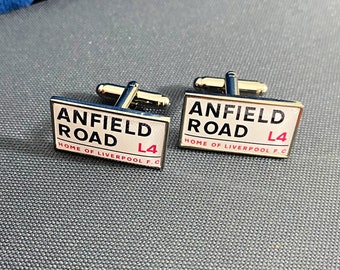 Manschettenknöpfe mit 12 Fußball-Knöpfen. Anfield-Spielplatz. Geschenk für LFC Fan. You'll Never Walk Alone. Verkehrsschild Krawattenspange Personalisierter Straßenname