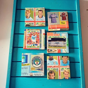 Vintage Sticker Buch Fußball-Untersetzer von Manchester City. Upcycled Fußball Geschenk. Man Höhle Wohnkultur. Retro Fußball Geschenk für Papa. ManCity