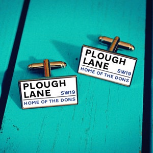 Gemelos del estadio de fútbol del AFC Wimbledon. Estadio Plough Lane. Regalo para un aficionado de los Dons. Pasador de corbata con señal de tráfico. Regalo para el Día del Padre. Navidad.
