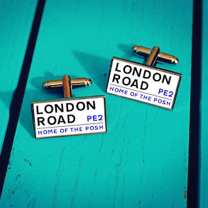 Peter Borough Manschettenknöpfe mit Fussball Stadion. London Road Stadion. Geschenk für Posh Fan. Verkehrsschild Krawattenklammer. Geschenk zum Vatertag. Weihnachten