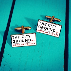 Gemelli dello stadio di calcio del Nottingham Forest. Stadio City Ground. Regalo per tifosi. Fermacravatta a forma di cartello stradale, regalo per la Festa del Papà. Natale.