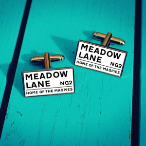 Boutons de manchette du stade de football du comté de Notts. Stade Meadow Lane. Cadeau pour fan de pies. Cadeau pour la fête des pères avec une barre à cravate pour panneaux de signalisation. Noël