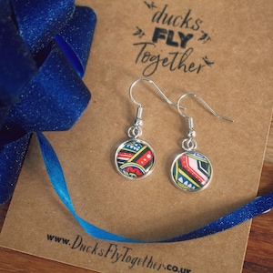Pendientes de naipes reciclados. Regalo original y novedoso. Póker. Reina de corazones. Regalo de Navidad reciclado para ella. Joyas abstractas.