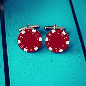 Gemelos con fichas de póker. Regalo personalizado para jugadores de póker. Gemelos para padrinos de boda. Casino. Ruleta. Boda en Las Vegas. Texas Hold'em.