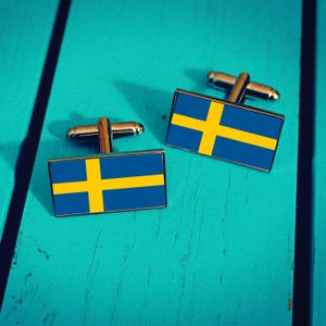 Gemelos con la bandera de Suecia. Regalo sueco para hombre. Accesorio de boda con la bandera nacional. Pin patriótico para padrinos de boda. Regalo personalizado para él.