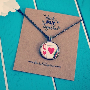 Pendentif/collier reine de coeur. Cartes à jouer recyclées. Cadeau d'anniversaire. Romantique. Alice au pays des merveilles. Cadeau fête des mères. Cadeau pour maman.