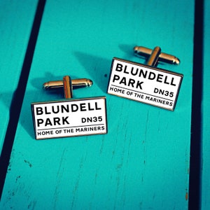 Gemelos del estadio de fútbol de Grimsby Town. Estadio Blundell Park. Regalo para un aficionado de los Mariners. Pasador de corbata con señal de tráfico. Regalo para el Día del Padre. Navidad.