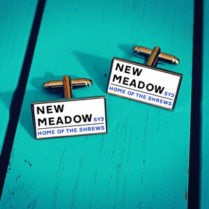 Abotoaduras do Estádio de Futebol Shrewsbury Town. O Novo Estádio Meadow. Presente para torcedor do Shrews. Barra de gravata com placa de trânsito, presente de Dia dos Pais. Salop.