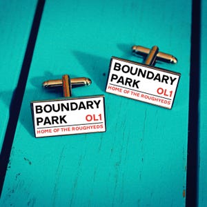 Gemelos del estadio de la liga de rugby Oldham RLFC. Boundary Park. Regalo para un aficionado de los Roughyeds. Pasador de corbata con señal de tráfico. Regalo para el Día del Padre. RLFC.