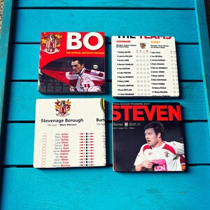 Vintage Stevenage Football Programm Untersetzer. Upcycled Fußball Geschenk. Man Höhle Wohnkultur. Retro Fußball Geschenk für Papa. Stevenage Borough