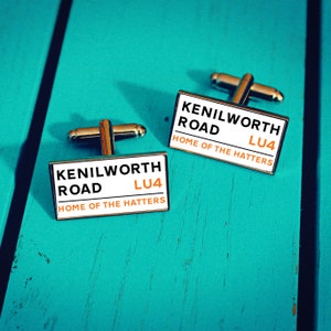 Manchetknopen voor voetbalstadion in Luton Town. Kenilworth Road-stadion. Cadeau voor fans van hoedenmakers. Dasspeld met verkeersbord. Vaderdagcadeau. Kerstmis